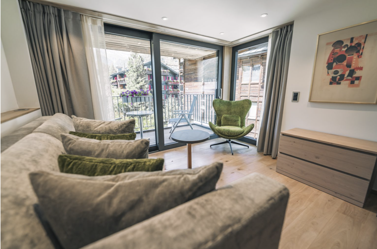 Interno del progetto Hotel Eden con vetrate, arredi su misura e palette neutra