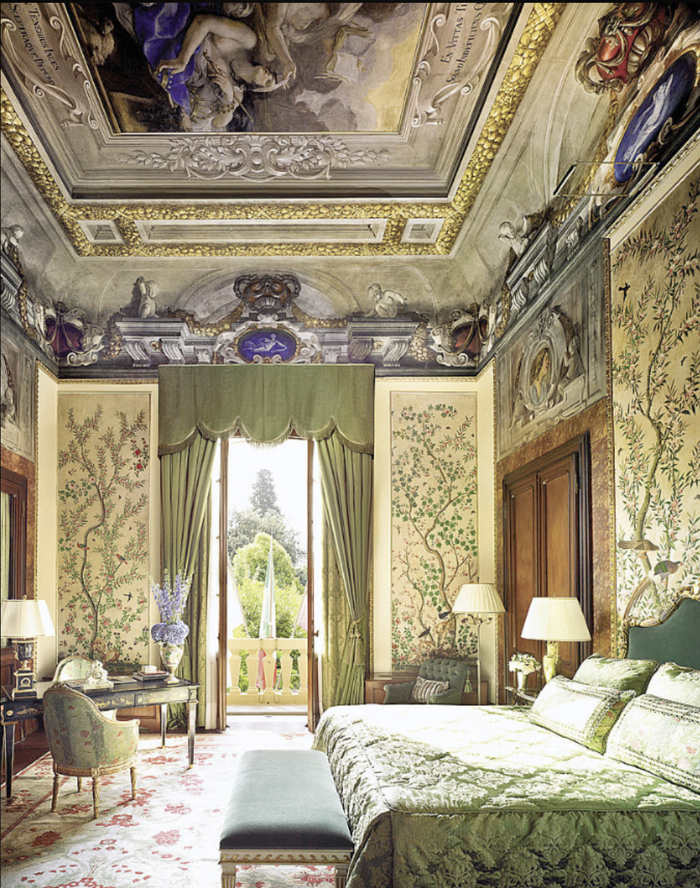 Suite del Four Seasons Firenze con affreschi storici e tessuti decorativi